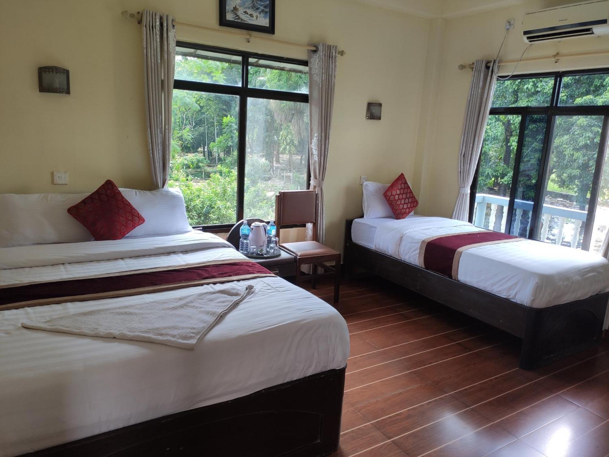 Peacock - A Family-Run Hotel Sauraha Exterior photo