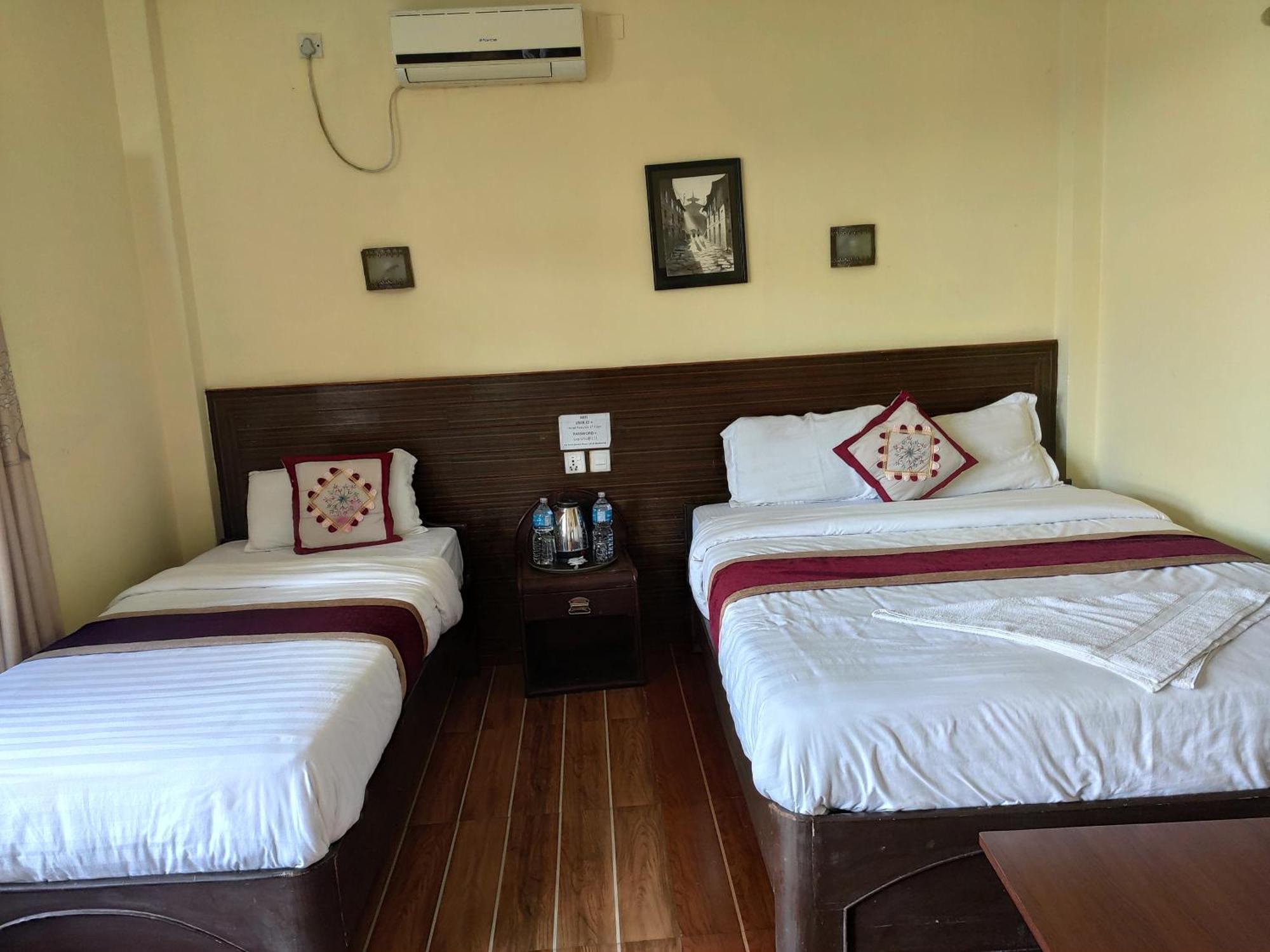 Peacock - A Family-Run Hotel Sauraha Exterior photo