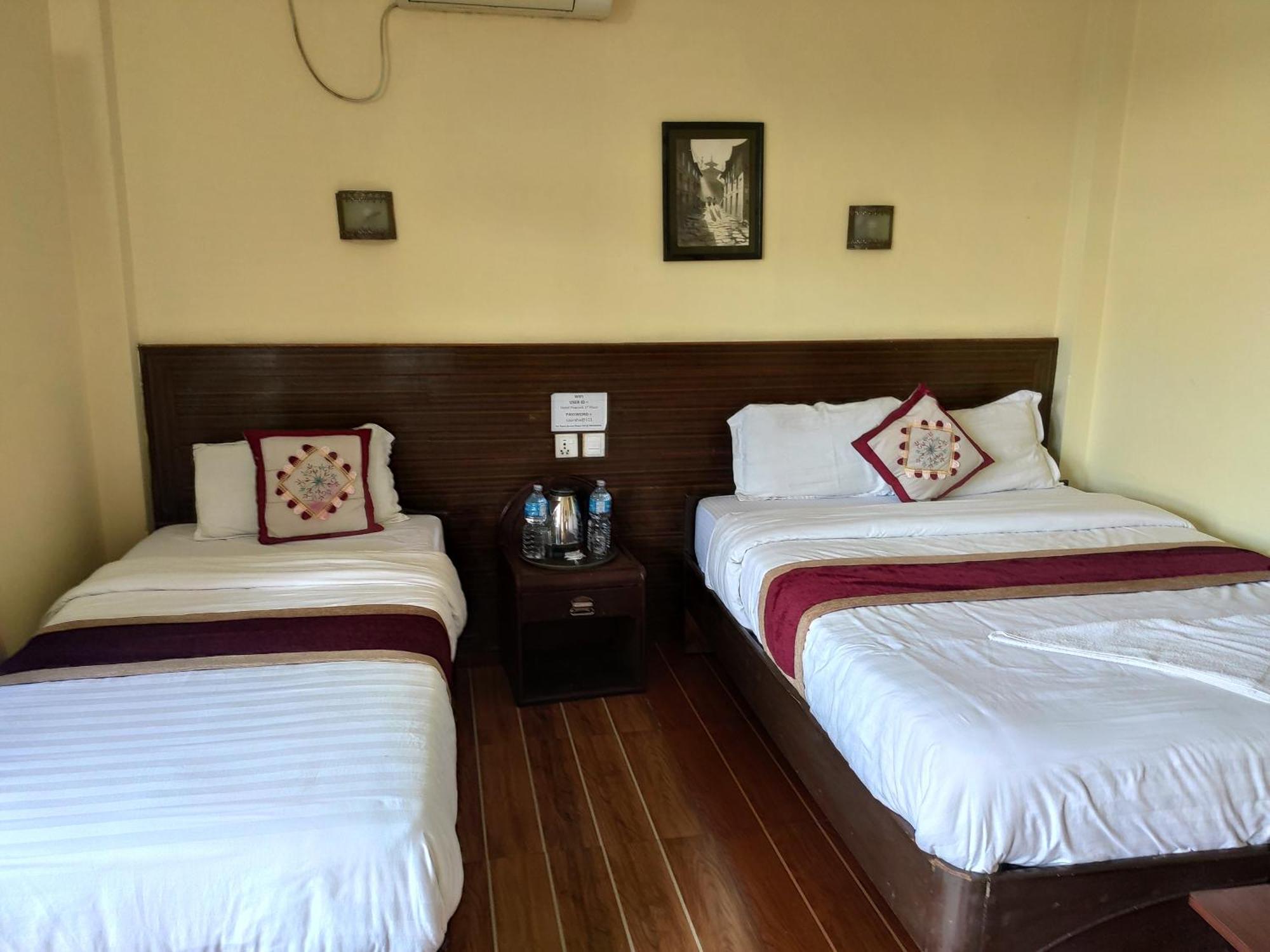 Peacock - A Family-Run Hotel Sauraha Exterior photo