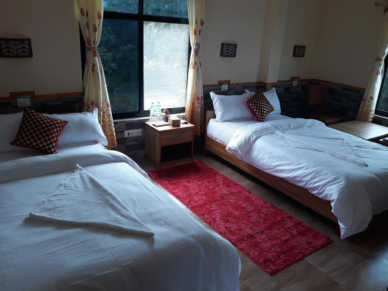 Peacock - A Family-Run Hotel Sauraha Exterior photo
